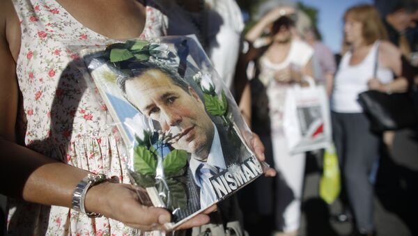 Un cartel con el rostro del fiscal Alberto Nisman, muerto en circunstancias extrañas en enero de 2015 - Sputnik Mundo