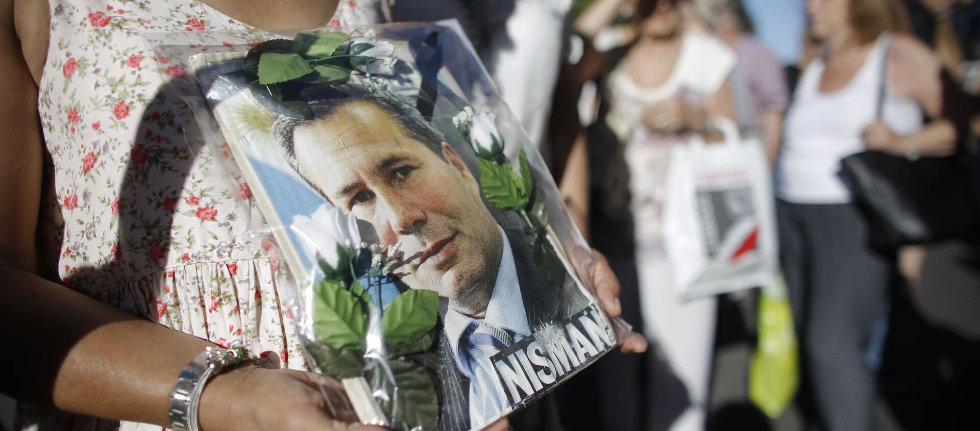 Un cartel con el rostro del fiscal Alberto Nisman, muerto en circunstancias extrañas en enero de 2015 - Sputnik Mundo, 1920, 18.01.2021