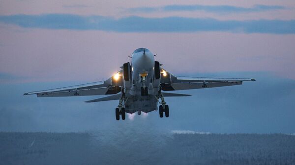 Un Su-24 durante los vuelos de entrenamiento en la región de Múrmansk. - Sputnik Mundo