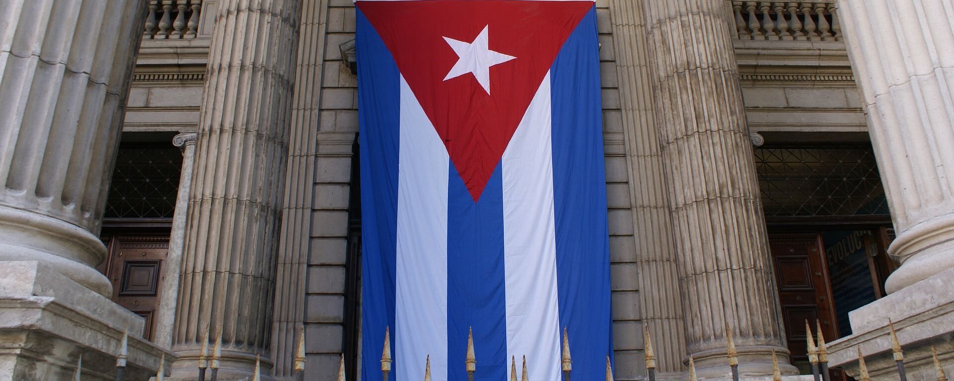 Bandera de Cuba en edificio del Ministerio de Finanzas y Precios - Sputnik Mundo, 1920, 28.04.2021