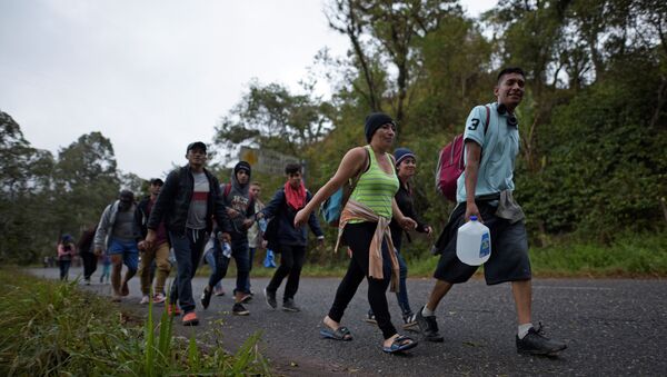 Caravana de migrantes hondureños a su paso por Guatemala - Sputnik Mundo