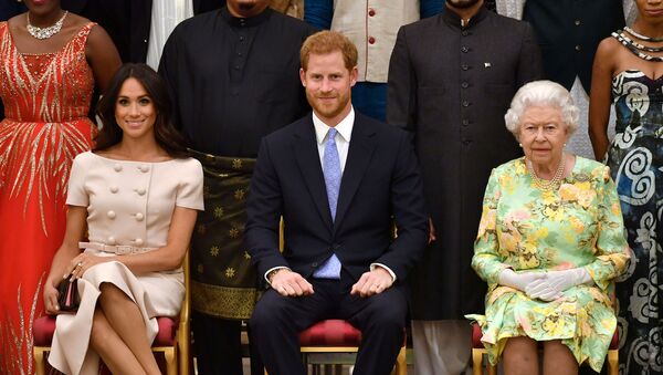 Meghan Markle junto a su esposo el príncipe Harry y la reina Isabel II - Sputnik Mundo