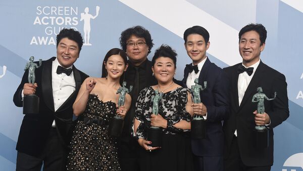 Actores de la película Parásitos, de izquierda a derecha: Kang-Ho Song, Park So-dam, Bong Joon-ho, Jang Hye-jin, Choi Woo-shik, Lee Sun Gyun - Sputnik Mundo