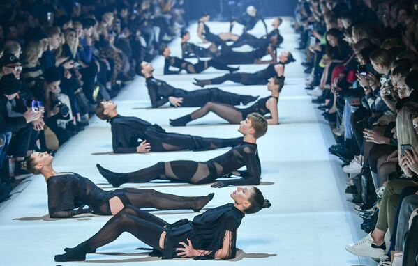 Elegancia y estilo: las modelos que sedujeron al público en la Semana de la Moda de Berlín
 - Sputnik Mundo