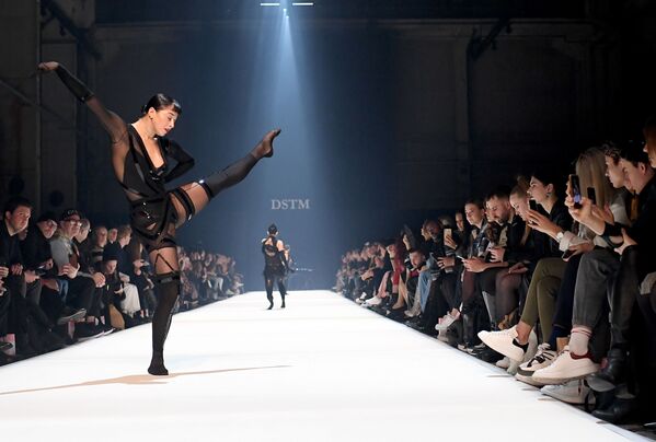 Elegancia y estilo: las modelos que sedujeron al público en la Semana de la Moda de Berlín
 - Sputnik Mundo