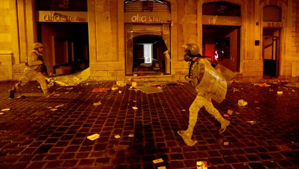 Soldados del Ejército libanés frente a una tienda dañada durante una protesta - Sputnik Mundo