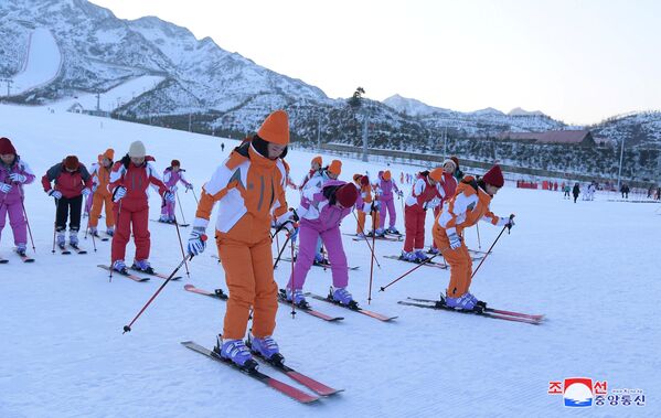 Aguas termales y pistas de esquí: Kim Jong-un inaugura un nuevo balneario   - Sputnik Mundo