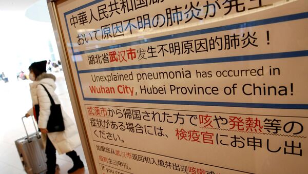 Una mujer china con mascarilla a causa del nuevo coronavirus registrado en China - Sputnik Mundo
