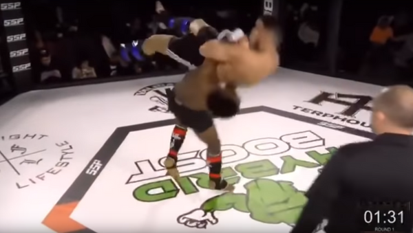 Un luchador de MMA noquea a su rival tirándolo bruscamente contra el suelo - Sputnik Mundo