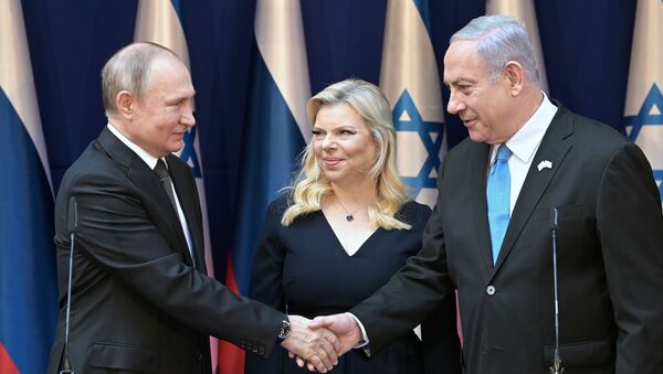 El presidente ruso, Vladímir Putin, el primer ministro de Israel, Benjamín Netanyahu, y su esposa Sara Netanyahu - Sputnik Mundo