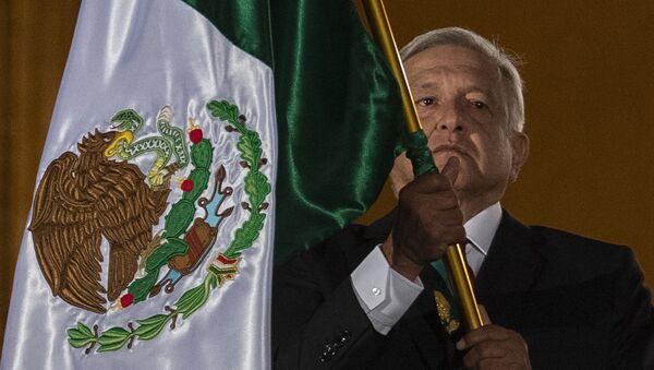 El presidente de México, Andrés Manuel López Obrador, con la bandera de su país - Sputnik Mundo