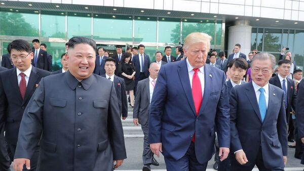 El presidente de Corea del Sur, Moon Jae-in, junto al presidente estadounidense, Donald Trump, y al líder de Corea del Norte, Kim Jong-un - Sputnik Mundo