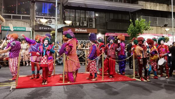 Una alfombra roja para estos famosos murguistas caminó por todo 18 de Julio: 'Metele que son pasteles' - Sputnik Mundo