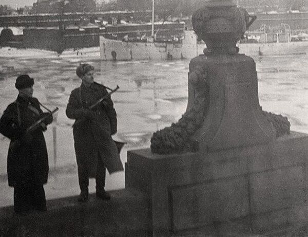 Una instántanea registrada por el fotoperiodista Serguéi Strunnikov durante el sitio de Leningrado - Sputnik Mundo