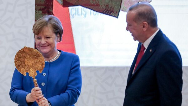 La canciller alemana, Angela Merkel, junto al presidente de Turquía, Recep Tayyip Erdogan - Sputnik Mundo