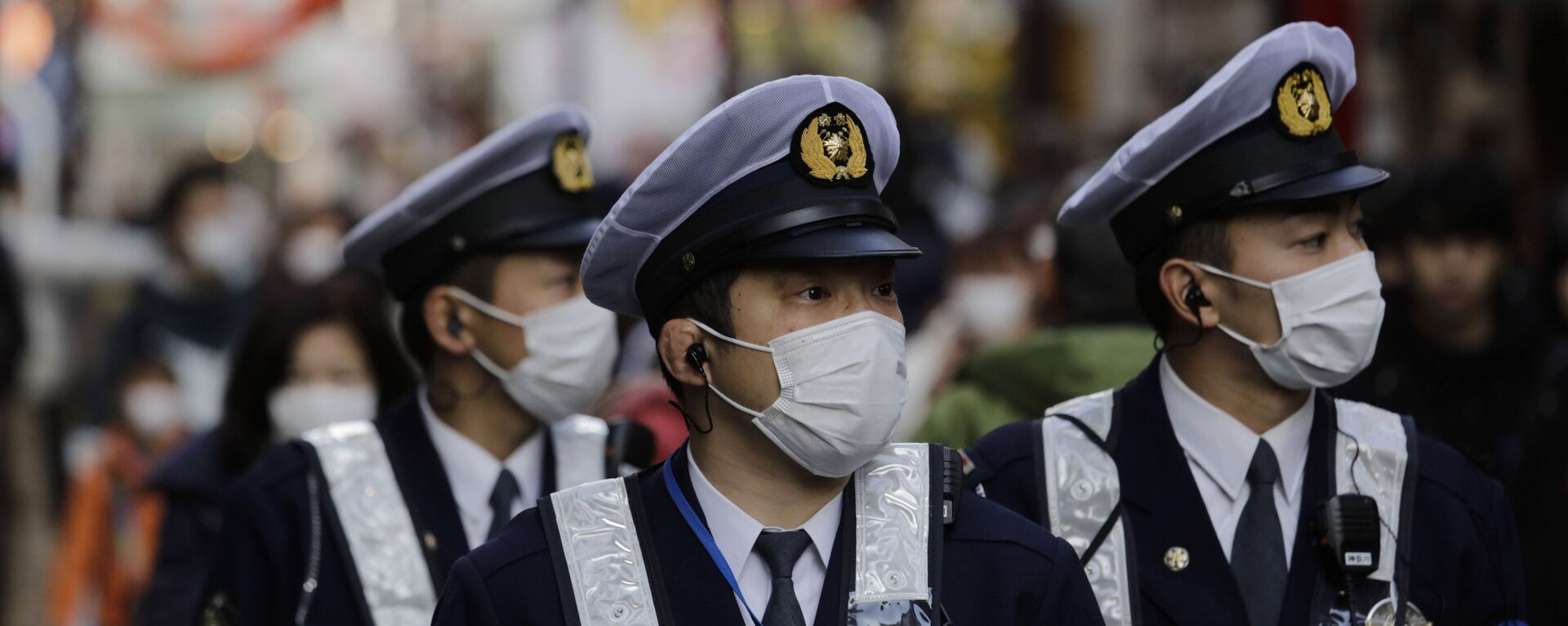 Policías japoneses con mascarillas - Sputnik Mundo, 1920, 11.07.2022