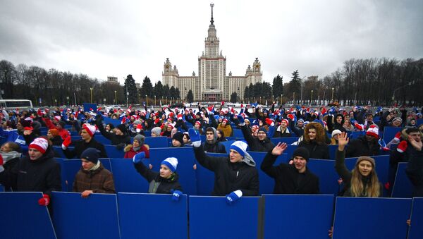 Estudiantes participan de un 'flash mob' delante de la Universidad Estatal de Moscú con motivo del Día de Tatiana - Sputnik Mundo