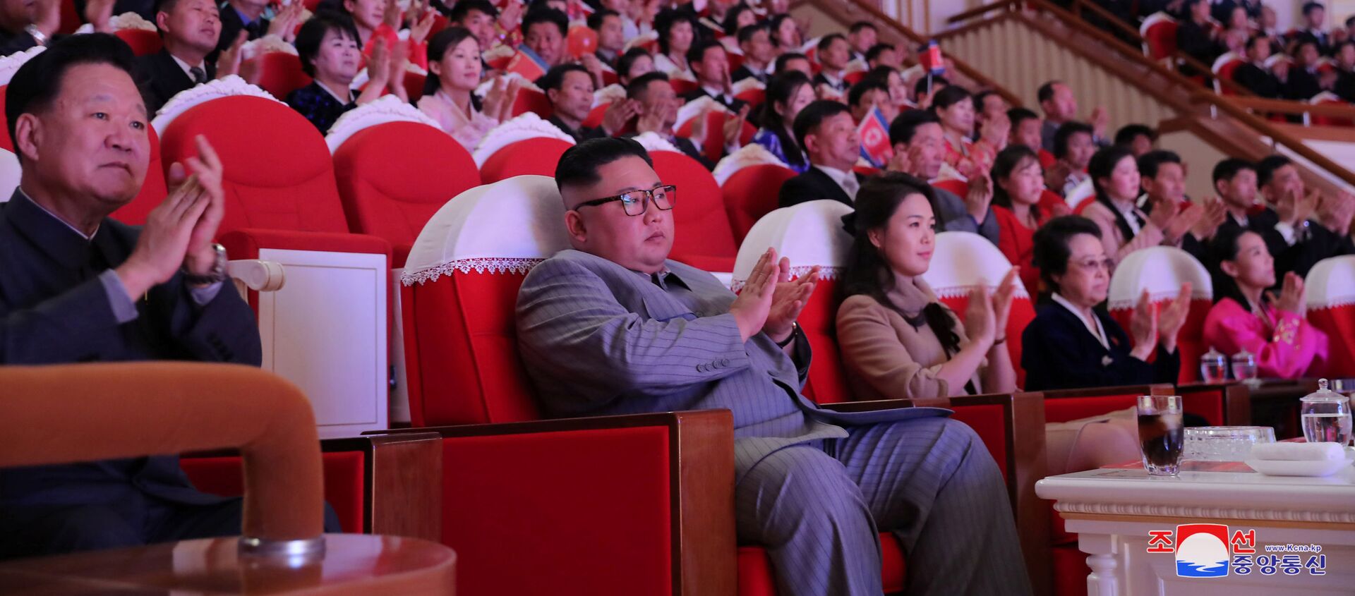Kim Jong-un con su esposa y tía durante un concierto con motivo del Año Nuevo Lunar - Sputnik Mundo, 1920, 26.01.2020