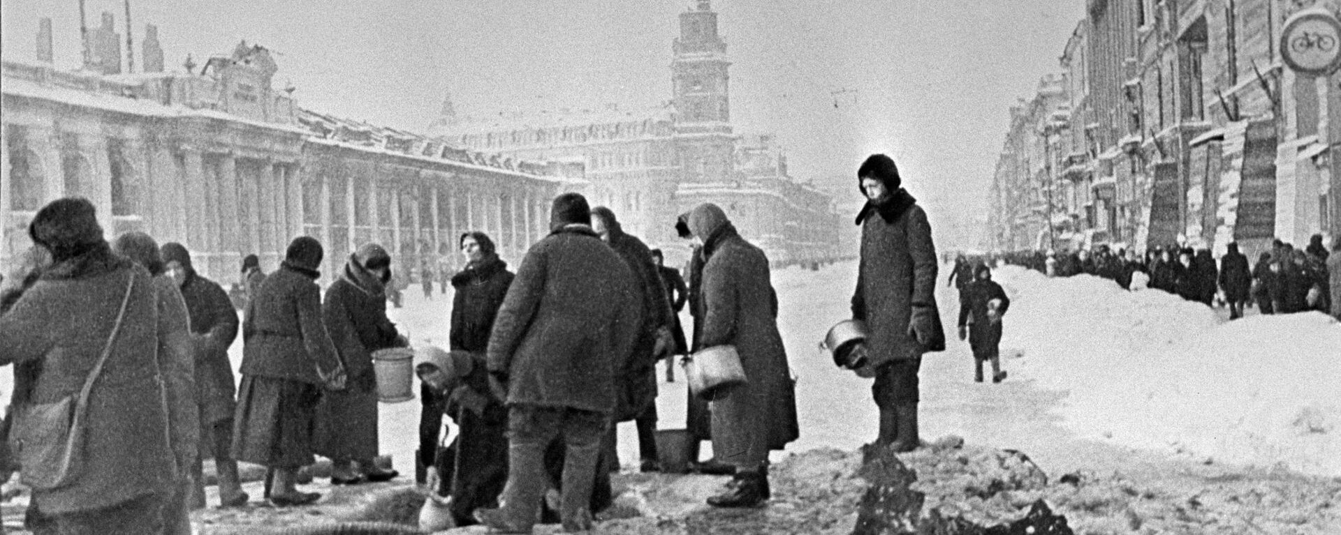 Los habitantes de la asediada Leningrado están recogiendo agua de los agujeros en el asfalto. - Sputnik Mundo, 1920, 27.01.2020