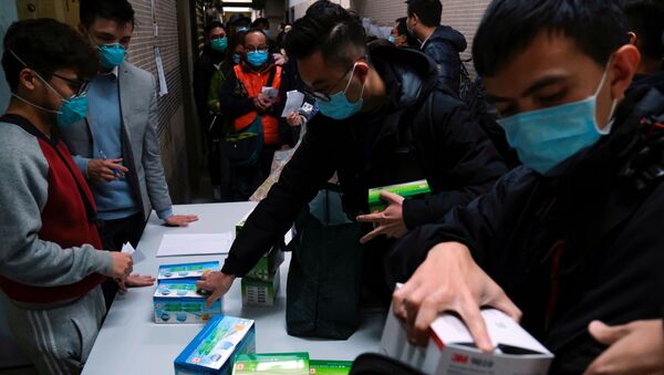 Unos chinos que llevan mascarillas para protegerse del coronavirus - Sputnik Mundo