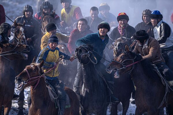Kirguistán: el país de uno de los deportes más extraños del mundo - Sputnik Mundo