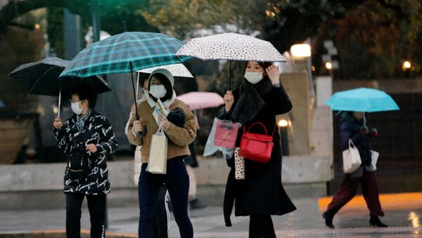 Los japoneses llevan mascarillas para protegerse del brote de coronavirus, Tokio - Sputnik Mundo