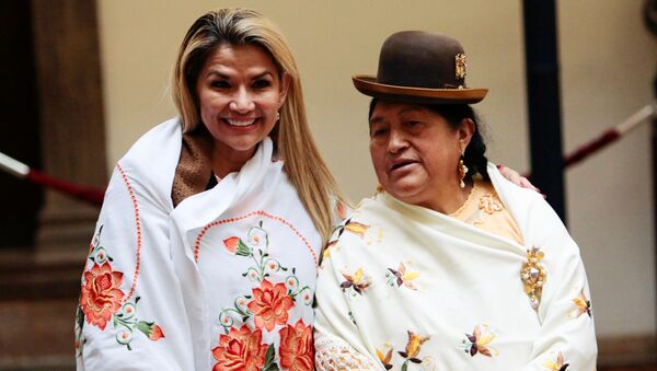 La presidenta interina de Bolivia, Jeanine Áñez, durante un evento con mujeres indígenas bolivianas - Sputnik Mundo