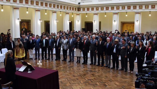 La presidenta de facto de Bolivia, Jeanine Áñez, tomando juramento a su gabinete ministerial - Sputnik Mundo