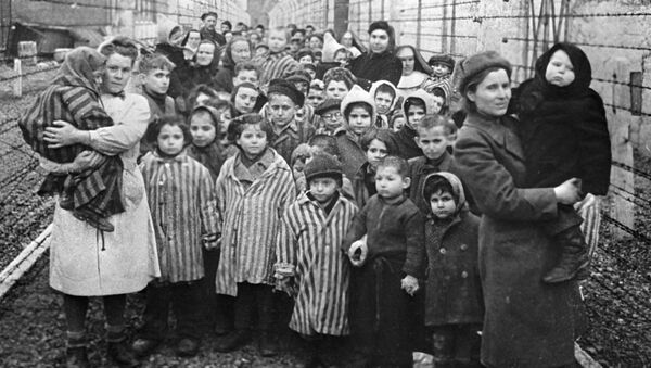 Médicos soviéticos y representantes de la Cruz Roja entre los prisioneros de Auschwitz en las primeras horas después de la liberación del campo - Sputnik Mundo