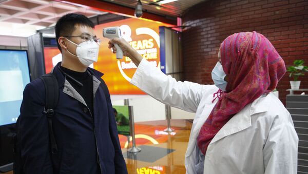 Un pasajero de Beijing es examinado para prevenir la infección por coronavirus en el aeropuerto de Dhaka, Bangladesh - Sputnik Mundo