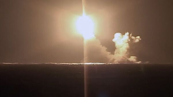 Lanzamiento de prueba de un misil balístico del submarino ruso Kniaz Vladimir de la clase Borei-A - Sputnik Mundo