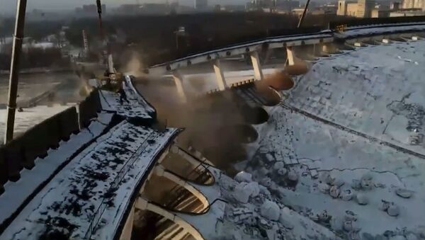 Se desploma el techo del polideportivo Petersburgski durante la demolición - Sputnik Mundo