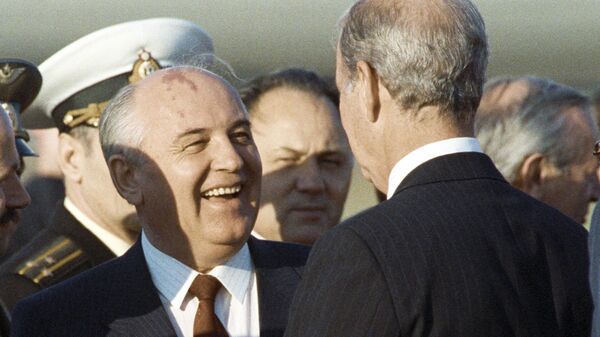 El líder soviético Mijaíl Gorbachov conversa con James Baker, secretario de estado de Estados Unidos (1990) - Sputnik Mundo