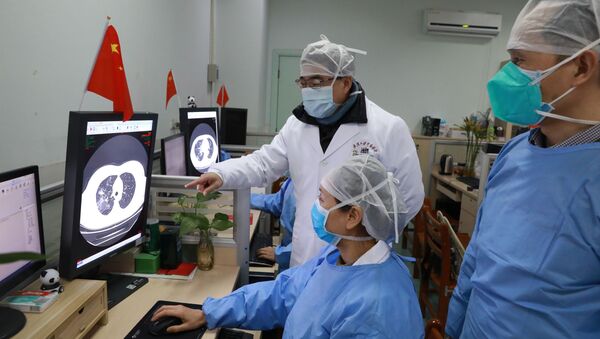Médicos chinos observan los estudios sobre coronavirus - Sputnik Mundo