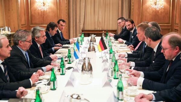 Alberto Fernández, presidente de Argentina, en la reunión con líderes de empresas alemanas en Berlín - Sputnik Mundo
