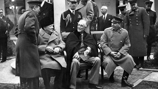 El primer ministro británico, Winston Chrchill, el presidente de EEUU, Franklin Roosevelt, y el líder soviético Iósif Stalin en Yalta (febrero de 1945) - Sputnik Mundo
