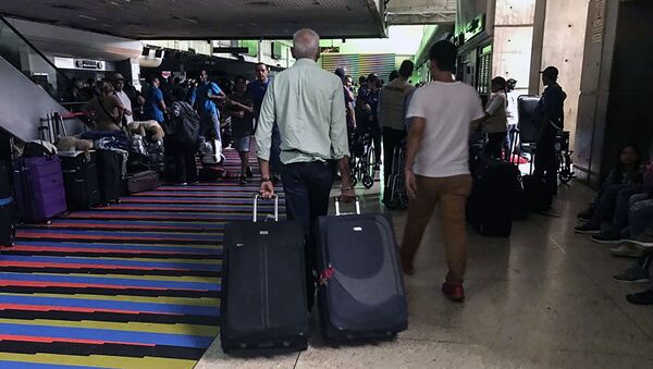 Pasajeros en el aeropuerto internacional Simón Bolívar de Maiquetía - Sputnik Mundo