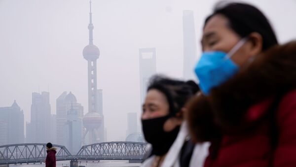 Personas con mascarillas en Shangái, China - Sputnik Mundo