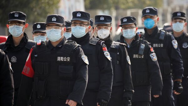 Personal de seguridad chino con mascarillas - Sputnik Mundo