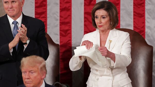 Nancy Pelosi, presidenta de la Cámara de Representantes de EEUU, rompe una cópia del discurso del presidente, Donald Trump - Sputnik Mundo