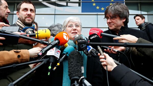 Clara Ponsatí, la exconsejera catalana habla a los medios fuera del Parlamento Europeo en Bruselas - Sputnik Mundo