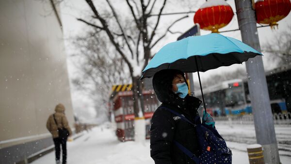 Mujer con mascarilla en Pekín - Sputnik Mundo