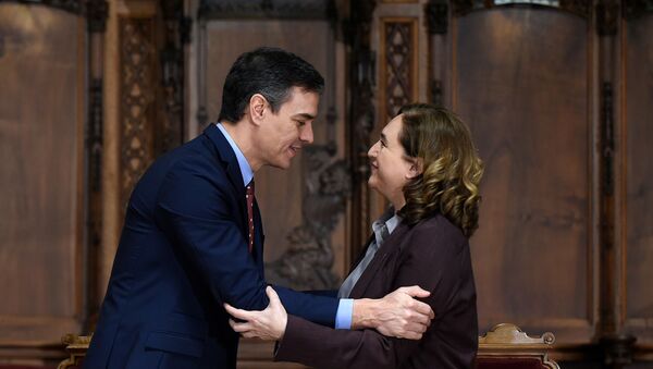 El presidente de España, Pedro Sánchez, y la alcaldesa de Barcelona, Ada Colau - Sputnik Mundo