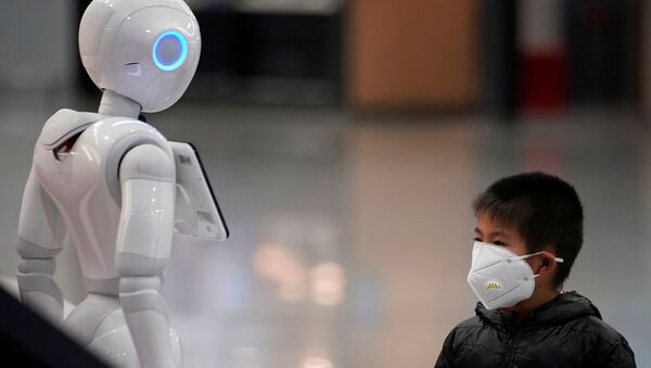 Un chico chino y un robot (imagen referencial) - Sputnik Mundo