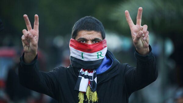 Manifestante iraquí en Bagdad durante las protestas antigubernamentales - Sputnik Mundo