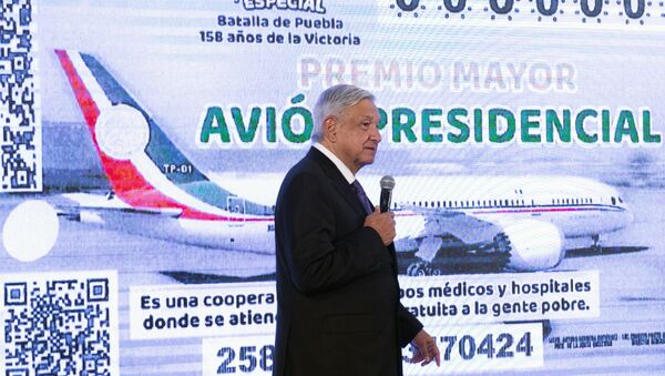 Andrés Manuel López anuncia el lanzamiento de billetes de lotería para vender el avión presidencial - Sputnik Mundo