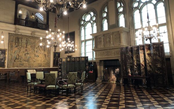 El Gran Hall destaca por su doble altura, sus tapices y piezas del siglo XVI y su estilo renacentista - Sputnik Mundo
