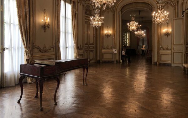 El salón de baile está diseñado al estilo Regencia, del siglo XVIII - Sputnik Mundo
