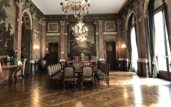 El salón comedor tiene influencias del estilo barroco francés utilizados en algunos salones de Versalles - Sputnik Mundo