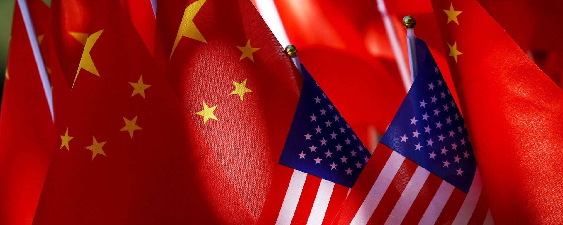 Banderas de EEUU y China - Sputnik Mundo, 1920, 07.06.2021